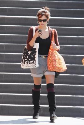 Jessica Alba Loves Shopping!